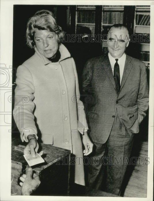 1968 Press Photo French Premier Georges Pompidou & wife cast votes for election - Historic Images