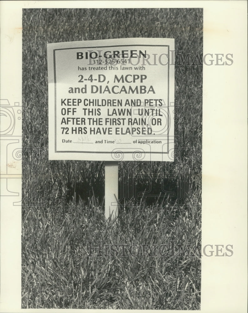 1985 Bio-Green sign warns parents to keep kids off treated lawn - Historic Images