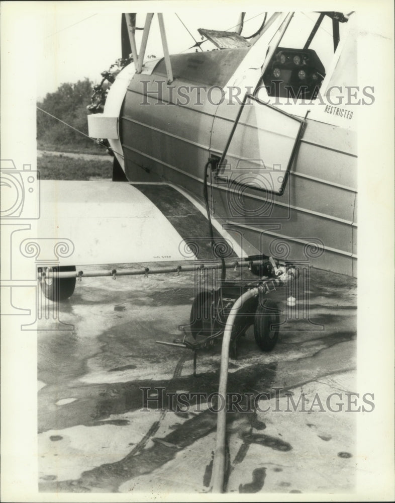 1981 Press Photo Crop duster plane filled with pesticide for spraying - Historic Images