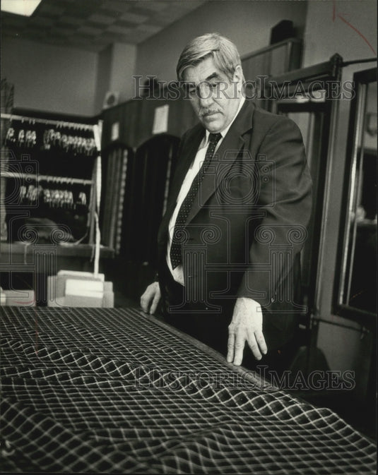 1980 Press Photo Charles Kasik measures cloth at a his custom tailor business - Historic Images