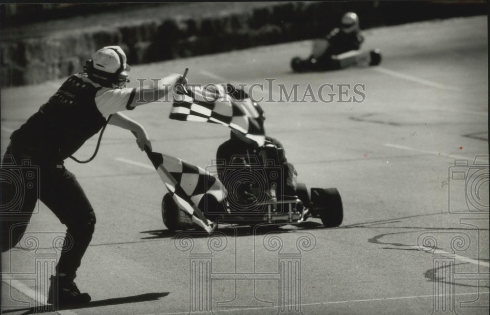 1954 Press Photo Scott Liska New Berlin waves the checkered flag at Go Karts - Historic Images