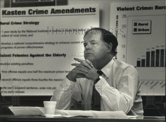 1991 Press Photo Senator Bob Kasten listens to anti-crime strategy in Appleton - Historic Images