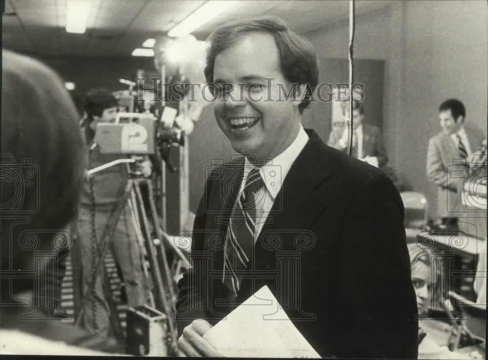 1980 Press Photo Robert W Kasten Jr held a news conference. - mjb77213 - Historic Images