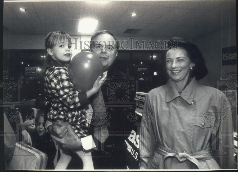 1992 Press Photo Senator Robert Kasten Jr and family arrive at headquarters. - Historic Images