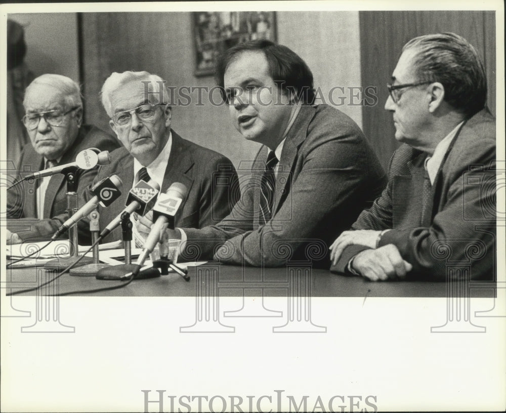 1983 Press Photo Senator Robert W. Kasten, Jr spoke at news conference - Historic Images