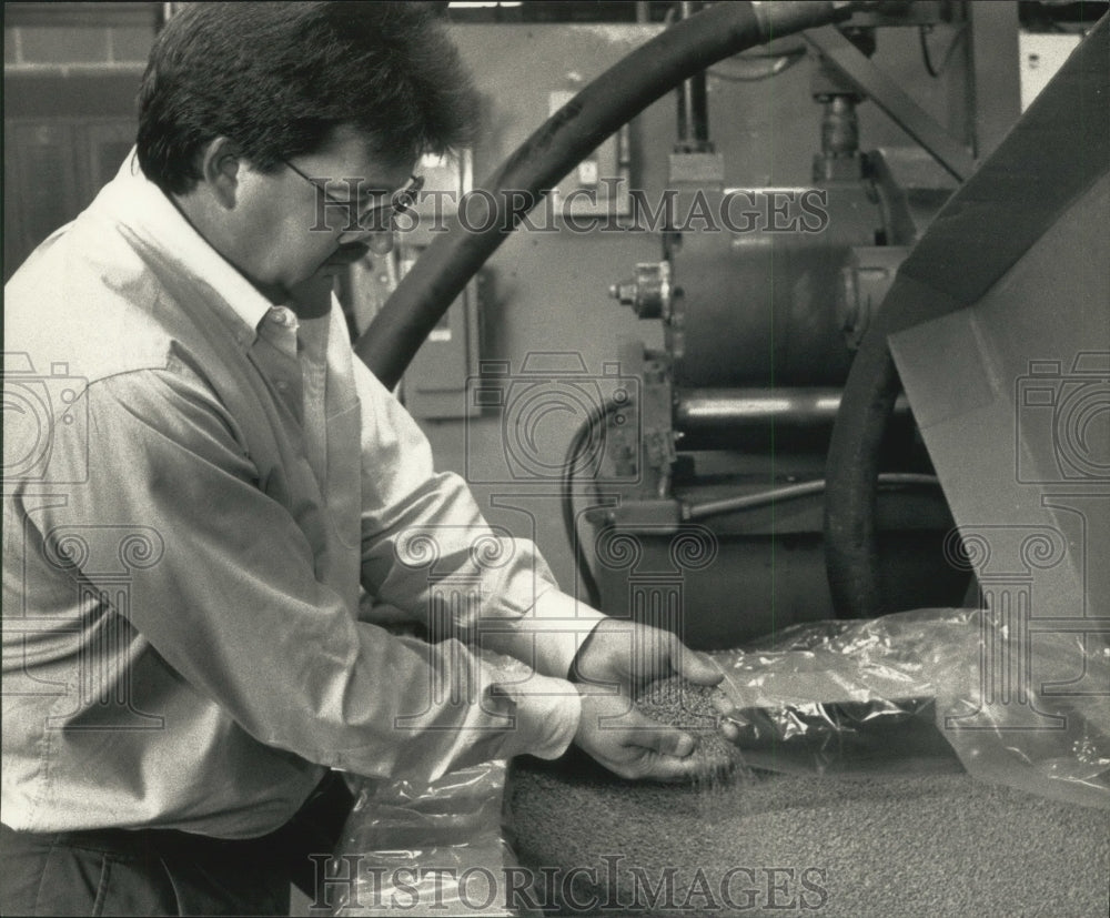 1991 Press Photo Keith Holzenbberger at Poly-Anna Plastic Products in Wisconsin - Historic Images