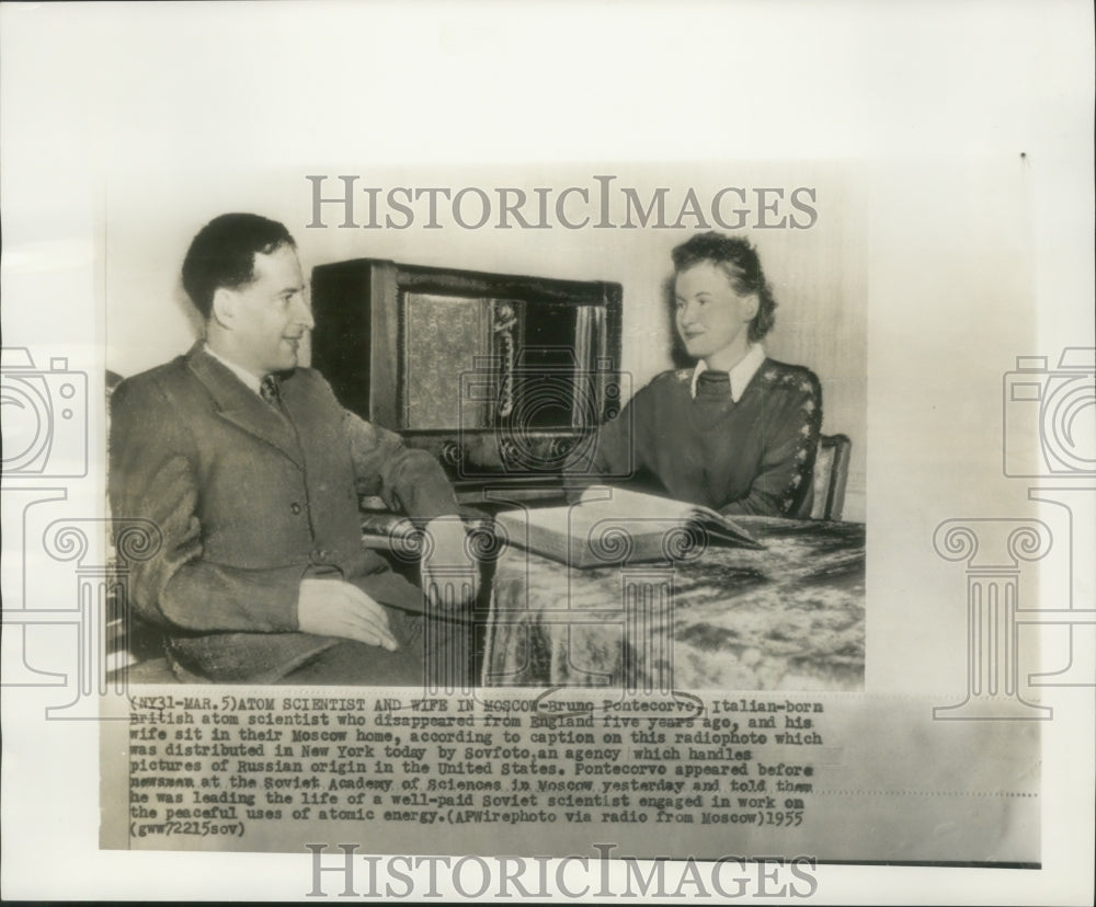 1955 Press Photo Atom Scientist, Bruno Pontecorvo &amp; wife in their Moscow home-Historic Images