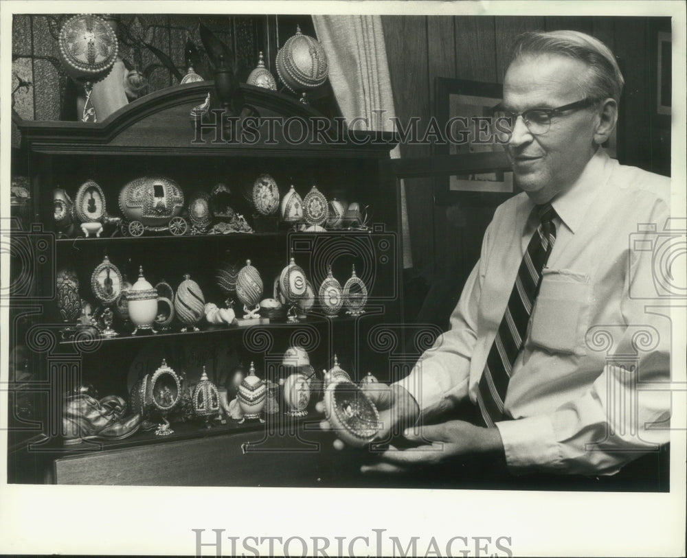 1983 Ed Poladna of La Crosse creates things of beauty from eggs-Historic Images