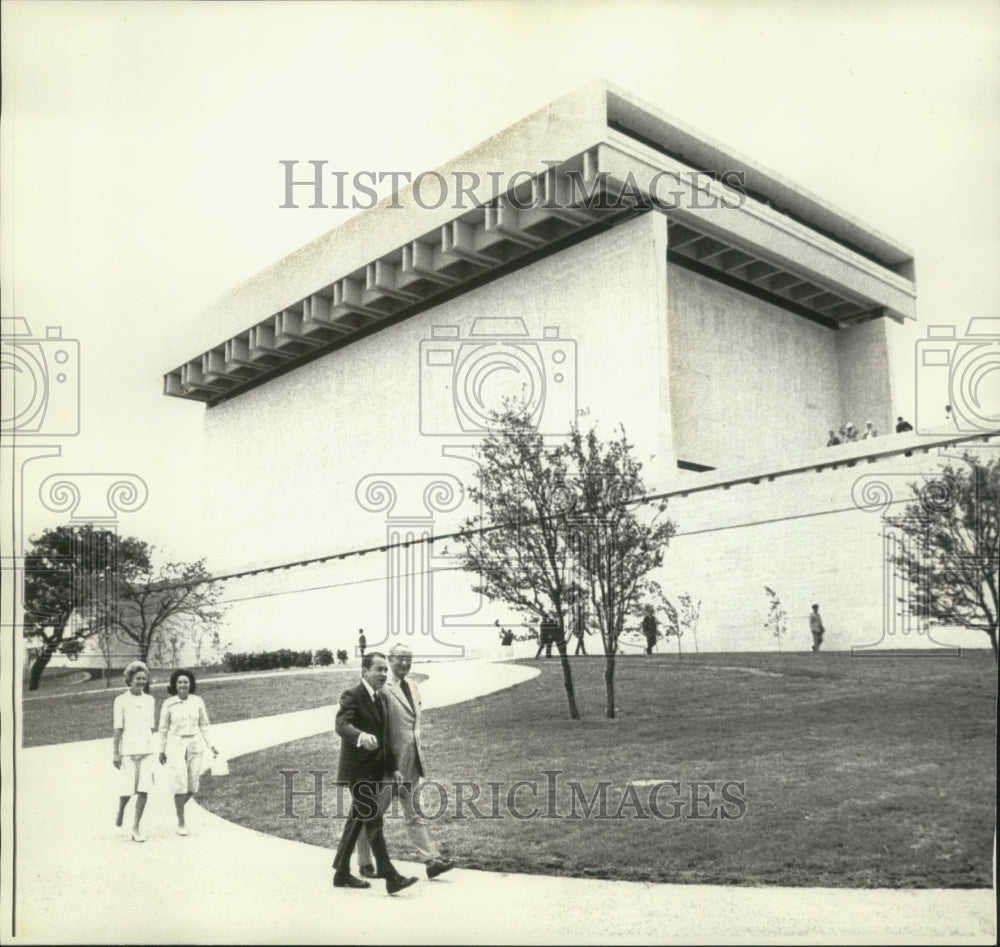 1971 Press Photo President Nixon and President Johnson strode past LBJ library - Historic Images