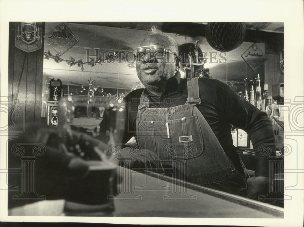 1987 Press Photo George Johnikin, owner, J&#39;s 2400 Bar, Milwaukee - mjb77361