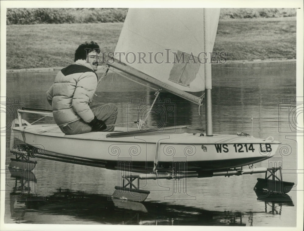 1983 Jim Johann, Cedarburg, Wisconsin, demonstrating his invention - Historic Images