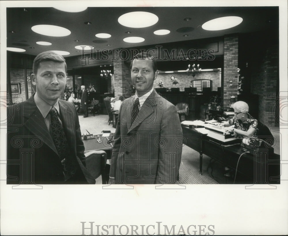 1971 Press Photo Wauwatosa Savings & Loan Association celebrates 50 years.-Historic Images