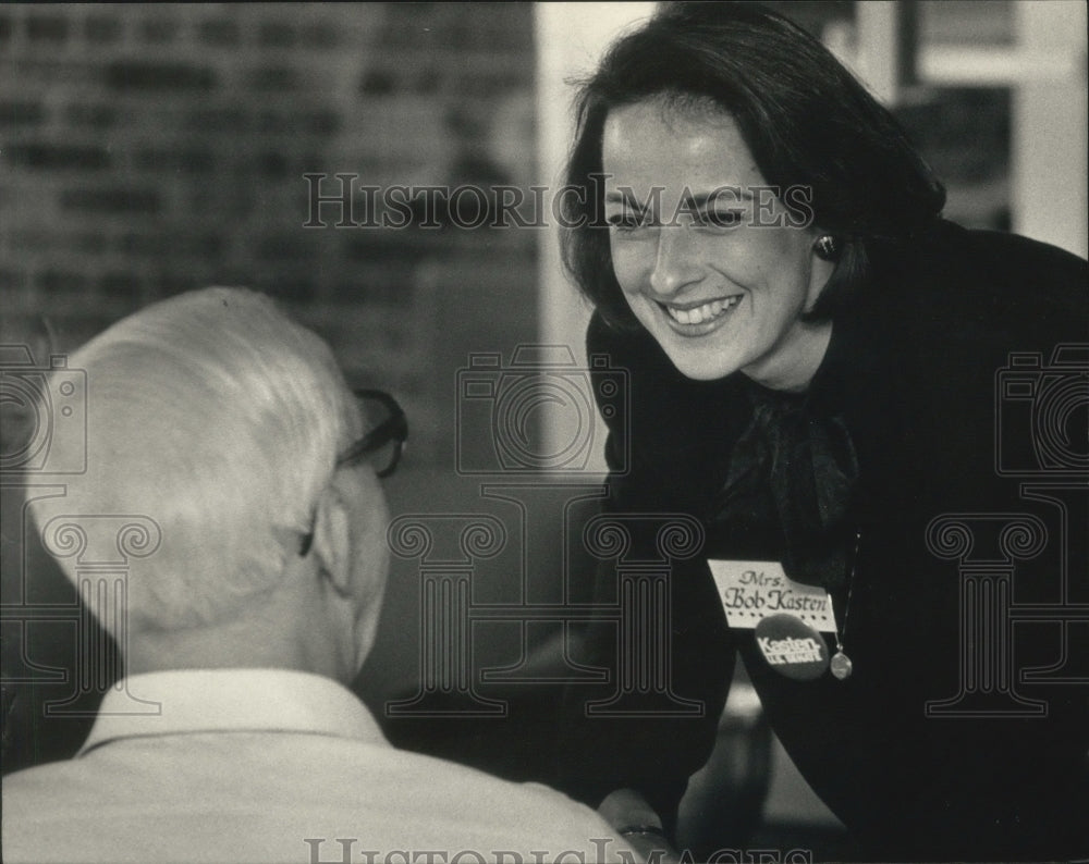 1986 Press Photo Eva Kasten shakes hands with elderly man before next election. - Historic Images