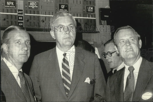 1971 Press Photo Milwaukee bank offers shares on New York Stock Exchange-Historic Images