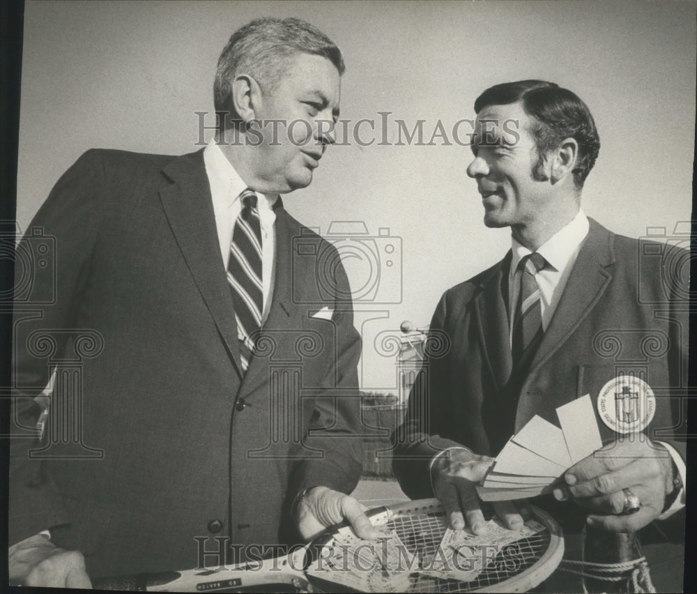 1971 Press Photo Bank president, George Kasten, presents tennis tickets to coach - Historic Images