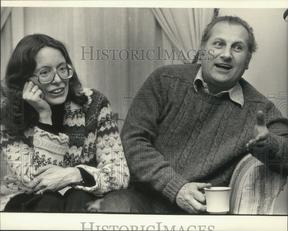 1984 Press Photo Sara and Alexander Kamenshikov, Soviet Union, speak to group - Historic Images
