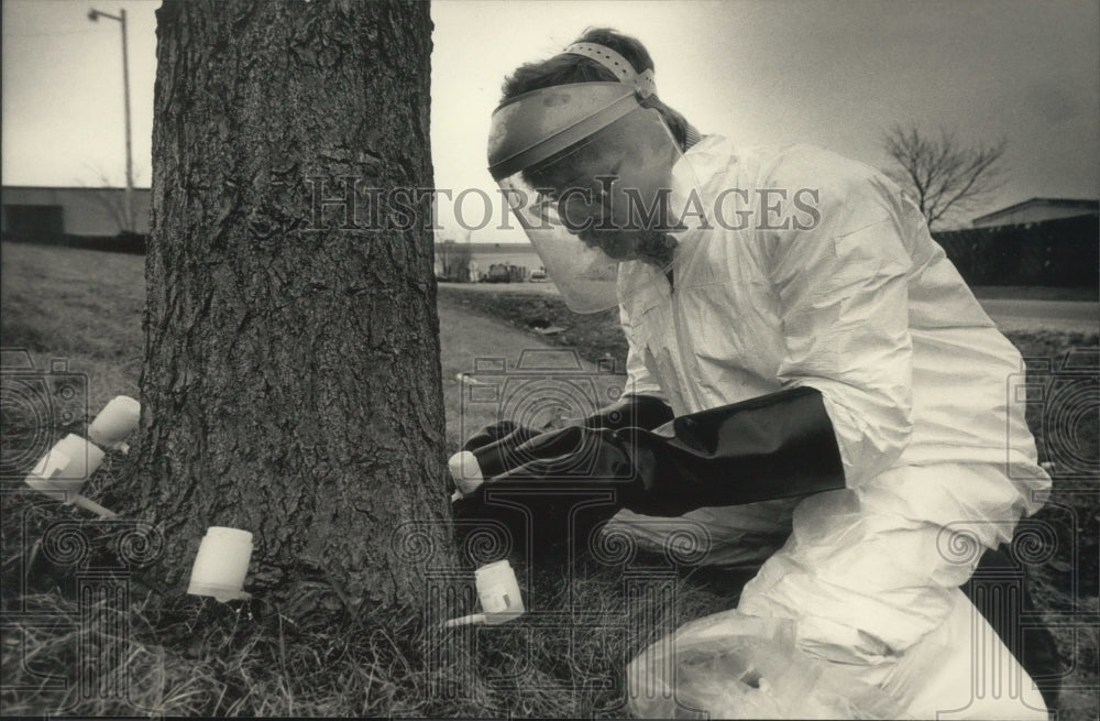 1987 Press Photo Robert Gluck, Wachtel Tree Science and Service, injects tree - Historic Images