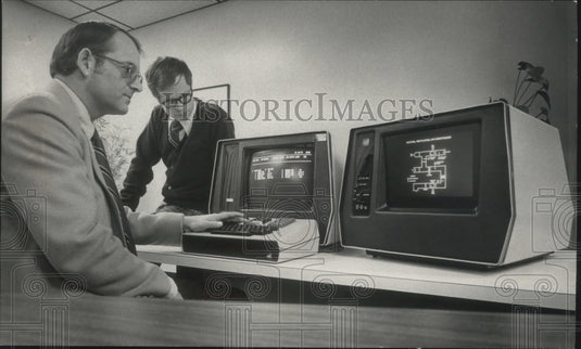 1978 Press Photo Peter Wrenn (L) and James Doweiko display TABS system - Historic Images
