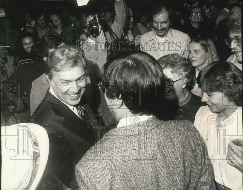 1980 Press Photo Robert Kastenmmeier congratulated in Madison for victory - Historic Images