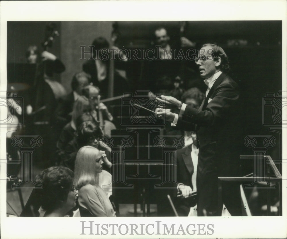 1984 Press Photo Gilbert Kaplan conducting orchestra - mjb77505 - Historic Images