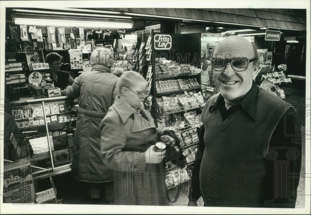 1983 Harvey Kaplan smiling in spite of facing eviction of his store - Historic Images