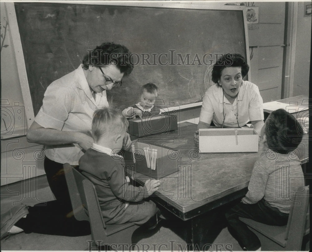 1964 Press Photo Mrs. Alstad and Mrs. Karas, teach depth perception to children - Historic Images