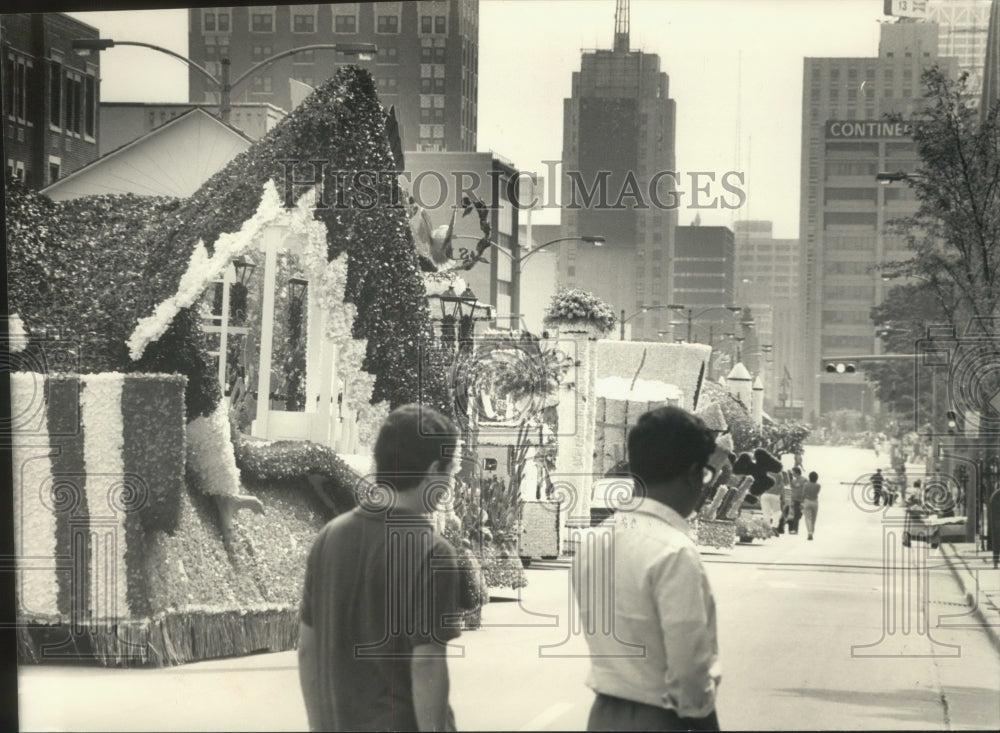 1986 Press Photo Getting ready for the City of Festivals Parade. Milwaukee - Historic Images