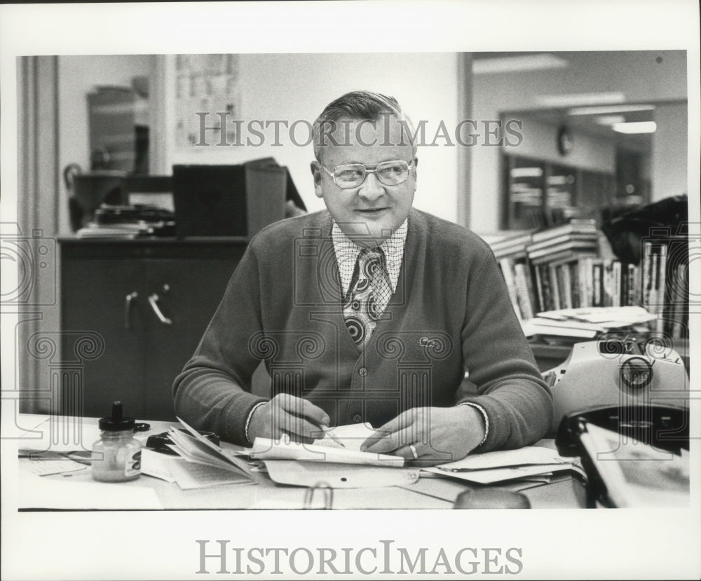 1975 Press Photo Charles &quot;Chuck&quot; Johnson in Sports Department of Journal office.-Historic Images