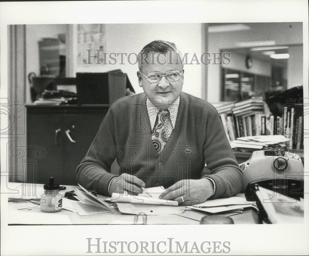 1975 Press Photo Charles "Chuck" Johnson in Sports Department of Journal office.-Historic Images