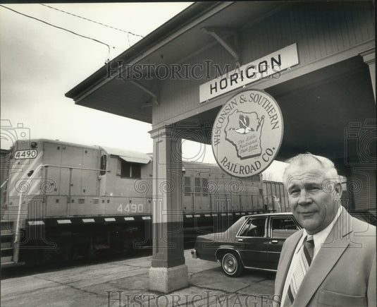 1982 Press Photo Delbert L. Perrin, general manager, stands outside railroad HQ - Historic Images
