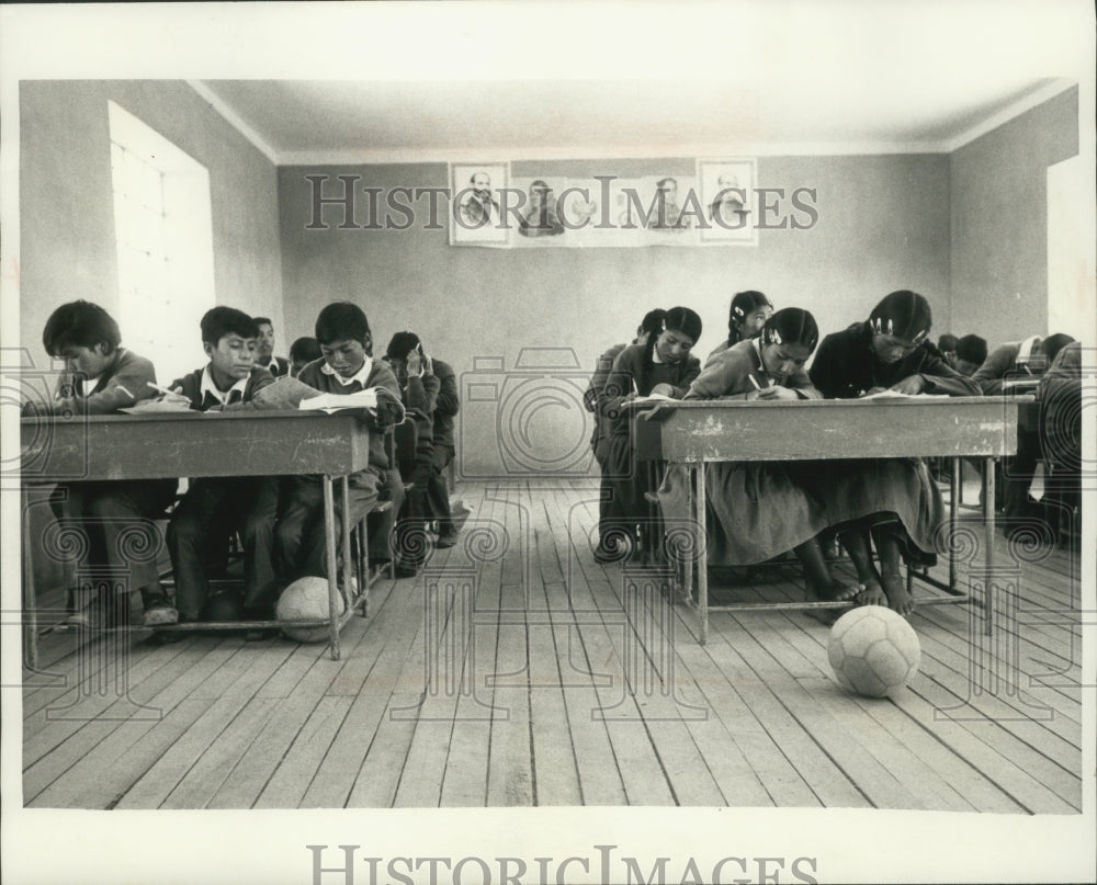 1977 Fifth grade class in a primary school in Goata, Peru - Historic Images