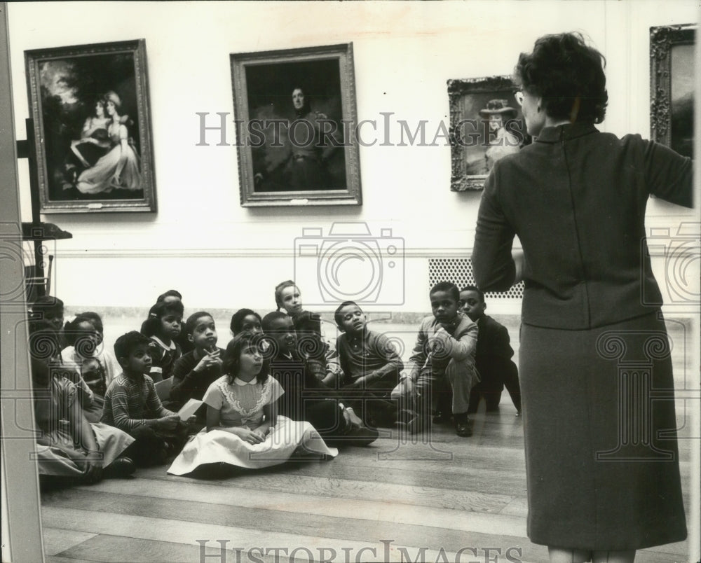 1963 Press Photo Instructor teaches children in a art museum in Peru - mjb77656-Historic Images