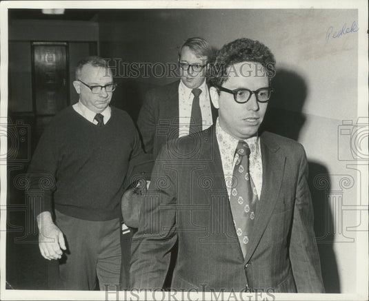 1976 Press Photo Attorney Peter Peshek walk in front of two men in Milwaukee - Historic Images