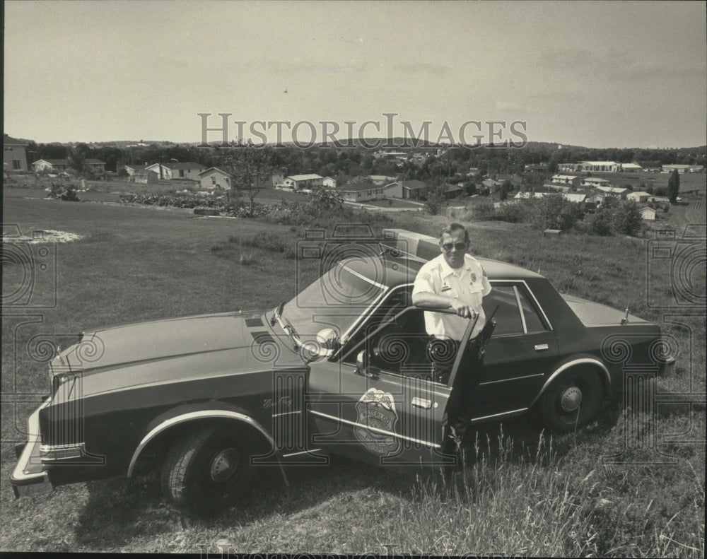 1985 Press Photo Police Chief Ken Jacobs overlooking Waterloo - mjb77673 - Historic Images