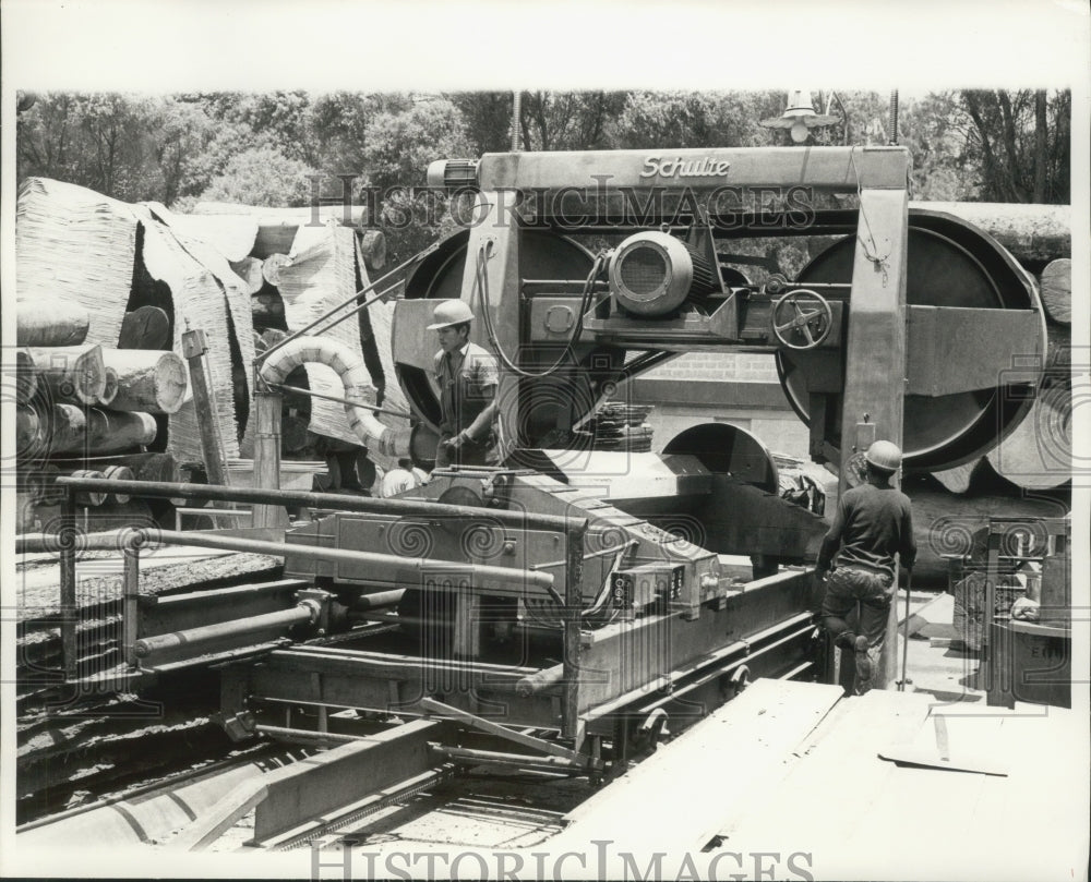 1970 Press Photo Machine shaves a log into veneer for furniture making in Peru - Historic Images