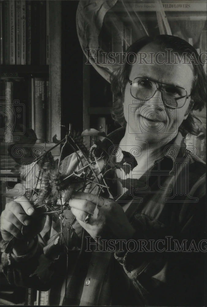 1993 Mark Evans of Wisconsin, holds Automeris Metzli caterpillars - Historic Images