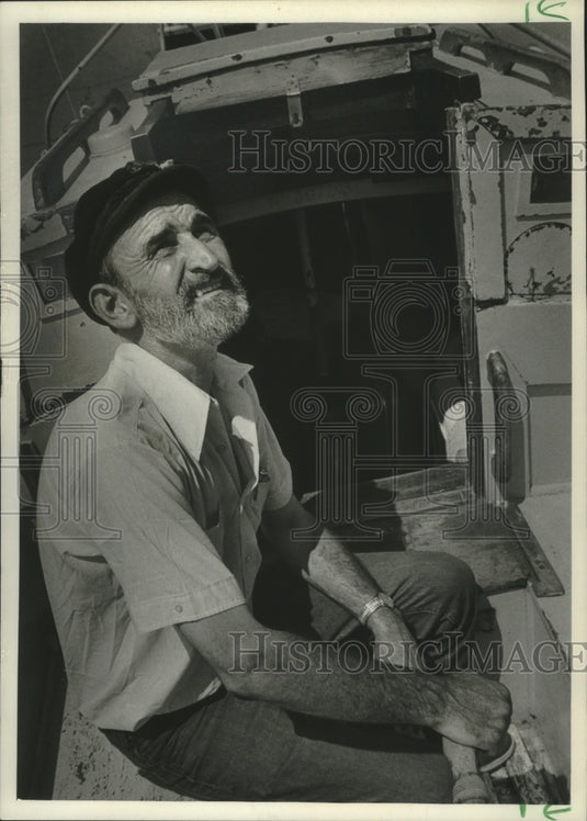1977 Press Photo Tristan Jones on a photo tour to promote new book. - mjb77779 - Historic Images