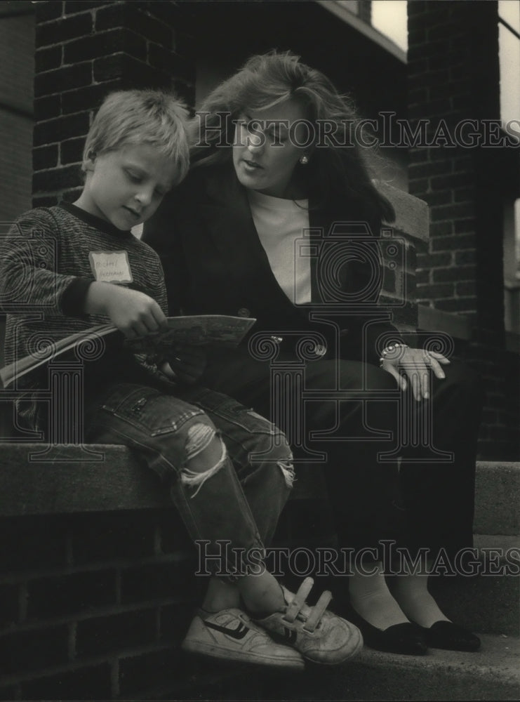 1992 Press Photo Gail Grady reads with Michael Herreman, 7, of Milwaukee - Historic Images