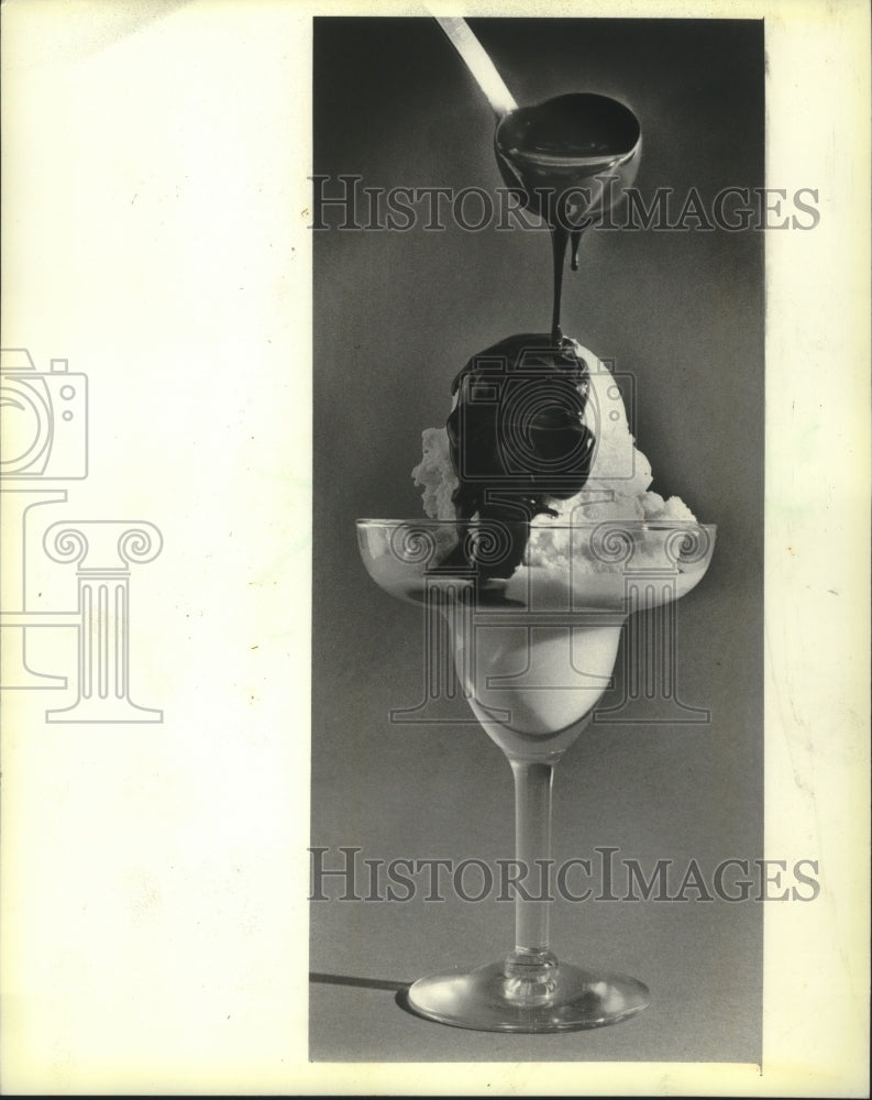 1982 Press Photo Fudge is poured on top of vanilla ice cream - mjb77853 - Historic Images