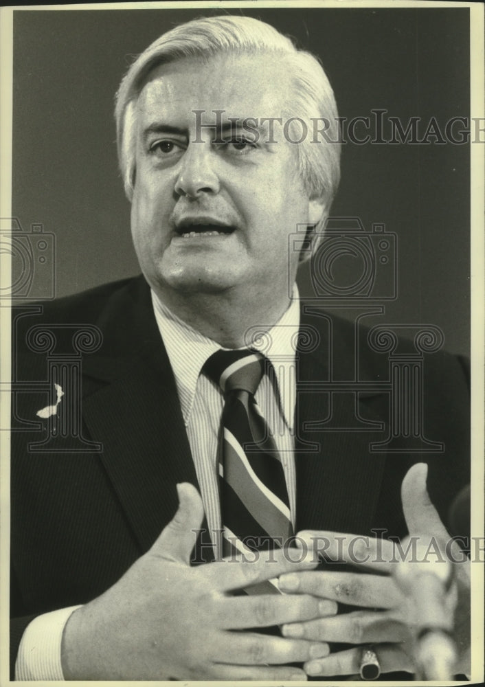 1981 Press Photo Henry J. Hyde, Illinois, comments in Washington on abortion - Historic Images