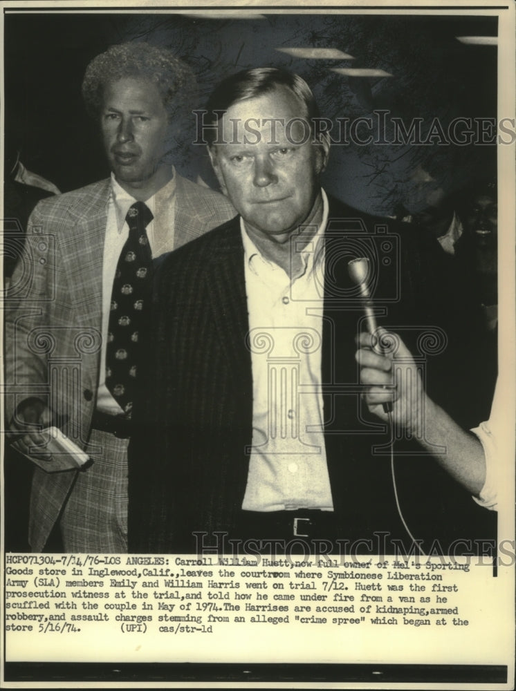 1976 Press Photo Carroll William Huett, Mel&#39;s Sporting Goods, leaving courtroom - Historic Images