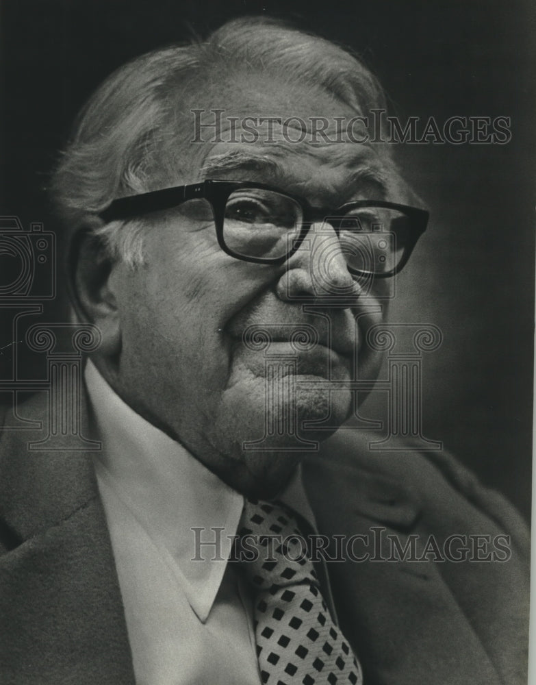1982 Press Photo Elm Grove clerk William O&#39;Niell - mjb77982 - Historic Images