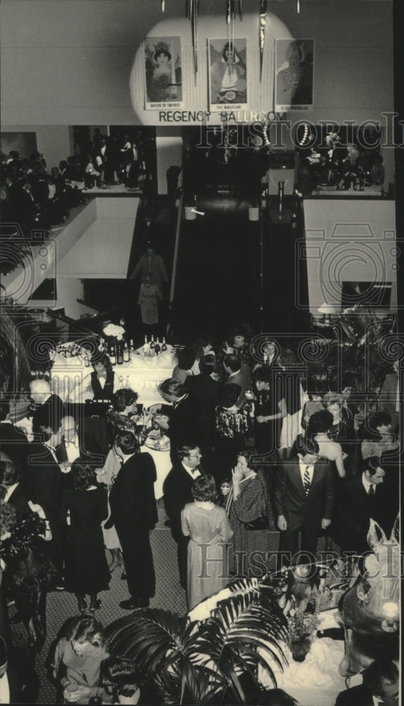 1981 Press Photo People attending Heart Ball at Hyatt Regency. in Milwaukee - Historic Images