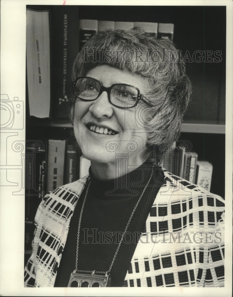 1975 Press Photo Serena Nelson, Director, Southwest Wisconsin Library System - Historic Images