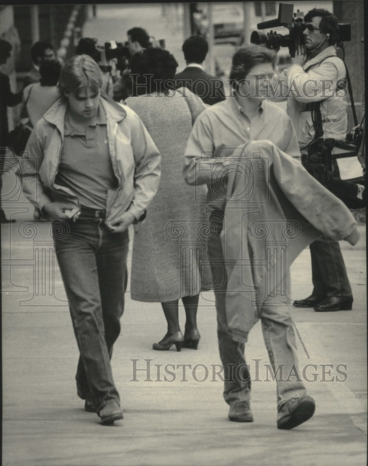 1984 Press Photo Larry Peters walking with acquaintance - mjb78044 - Historic Images