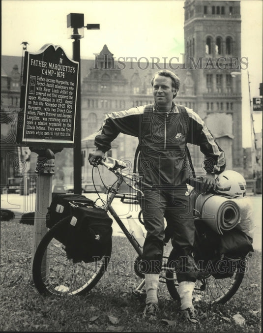 1985 Press Photo John Ince with bicycle in Milwaukee, Wisconsin - mjb78050 - Historic Images