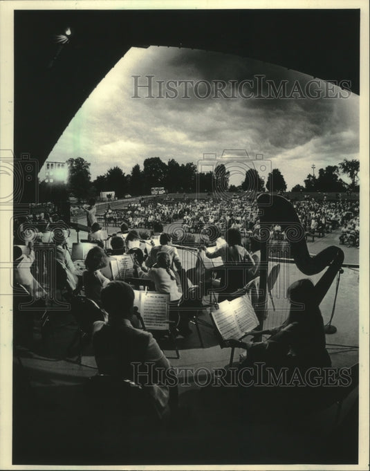 1984 Press Photo Associate Conductor Paul Polivnick and the Milwaukee Symphony - Historic Images