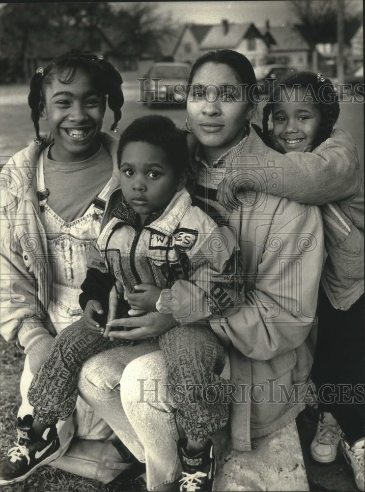 1991 Press Photo Deborah Huff with children Sherry (L), Daryl and Ebony Hampton - Historic Images