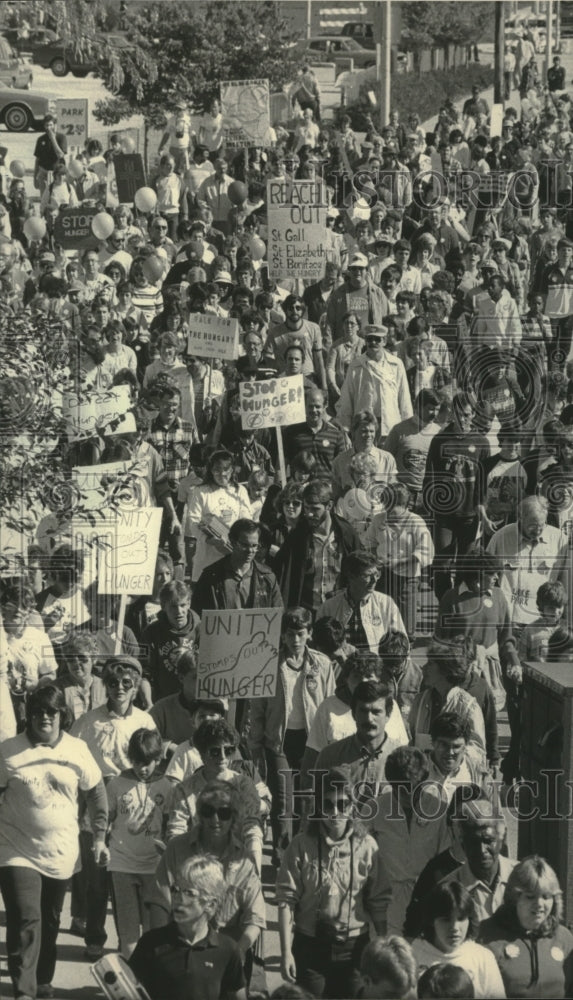 1985 Press Photo About 1,800 marchers walked for hunger through Milwaukee - Historic Images