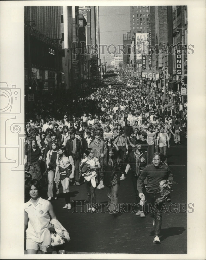 1971 Press Photo Hunger Hikers took over Wisconsin Avenue in Milwaukee - Historic Images